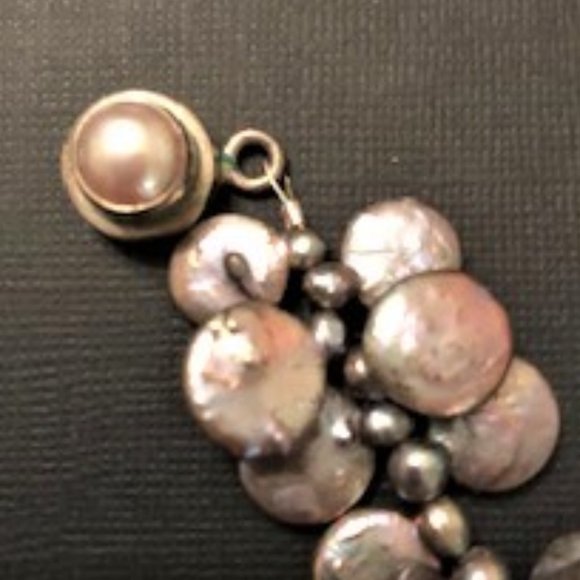 ⬇️⬇️Iridescent Coin Pearl Necklace and Earrings - Picture 10 of 10